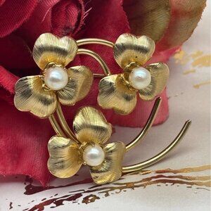 Adorable Brushed Gold Tone 3 Flower Brooch Pin Faux Pearl Centers Classic Look